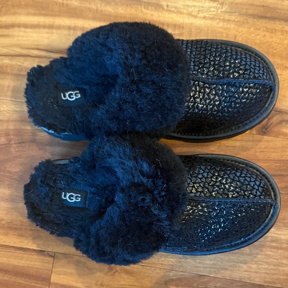UGG Kids Midnight Black Slippers size 3 great condition